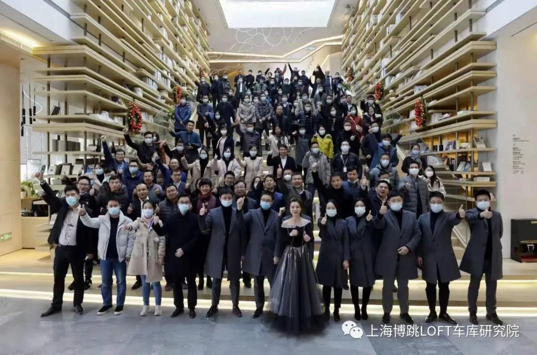 西城全国一百多人在华侨城汉口道6号参观研讨LOFT专利车库技术！